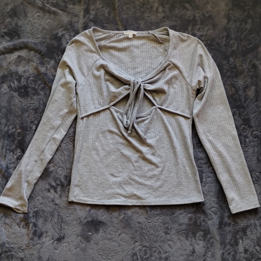 Earthbound keyhole cutout long sleeve gray shirt XXL